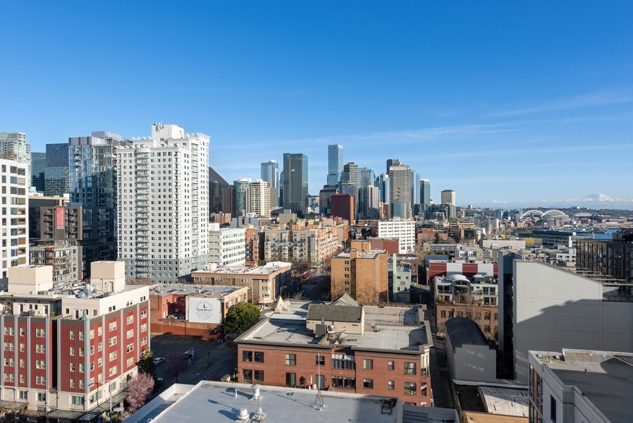 Downtown Seattle Rental Market Update · February 2020 vs 2021